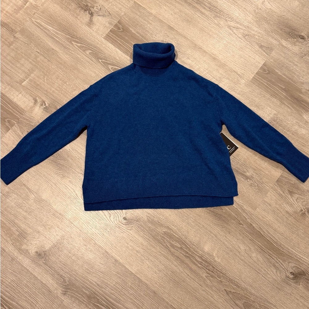 NWT 100% cashmere Bloomingdale’s turtleneck sweater